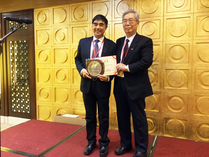 前程包装董事长徐平先生(左) 前程包装董事长徐平先生(左)