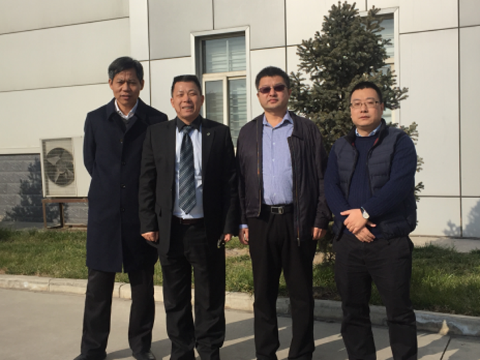 南方略董事长刘祖轲、马法洲与特变电工新能源董事长张建新一行合影 南方略董事长刘祖轲、马法洲与特变电工新能源董事长张建新一行合影